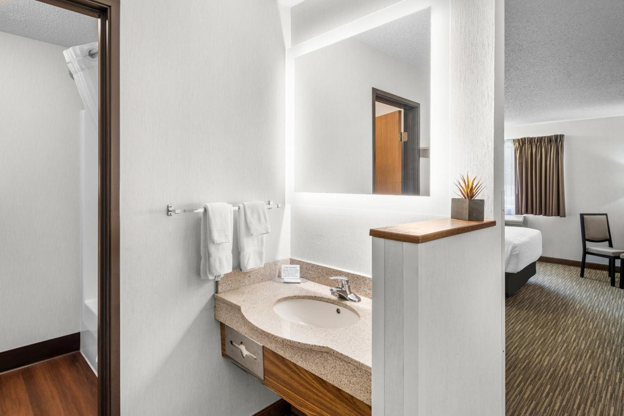 Everspring Inn & Suites Хилл-Сити Экстерьер фото